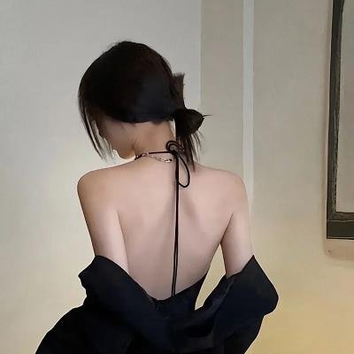 穿风信子蓝的少女